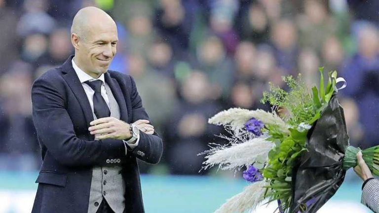 Arjen Robben vecht tegen tranen bij afscheid in vol Euroborg