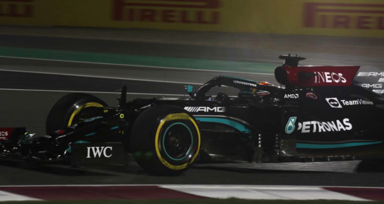 Hamilton wint GP Qatar, Verstappen beperkt schade met tweede plek