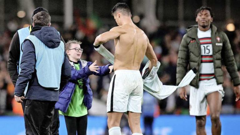 Cristiano Ronaldo geeft shirt aan jonge veldbestormer
