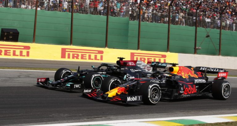 Hamilton wint thriller in Brazilië, Verstappen ziet voorsprong slinken