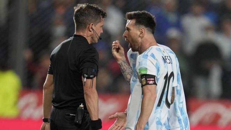 Scheidsrechters geschorst voor ’fouten’ bij Argentinië – Brazilië