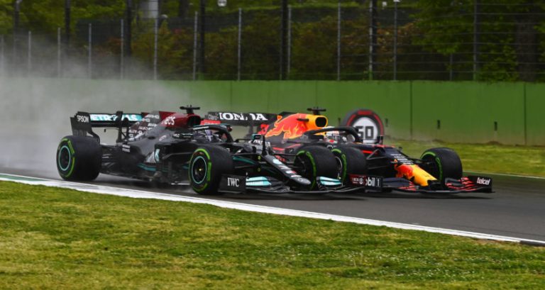 Hamilton: ‘Moet in duel met Verstappen altijd klaar zijn een botsing te vermijden’