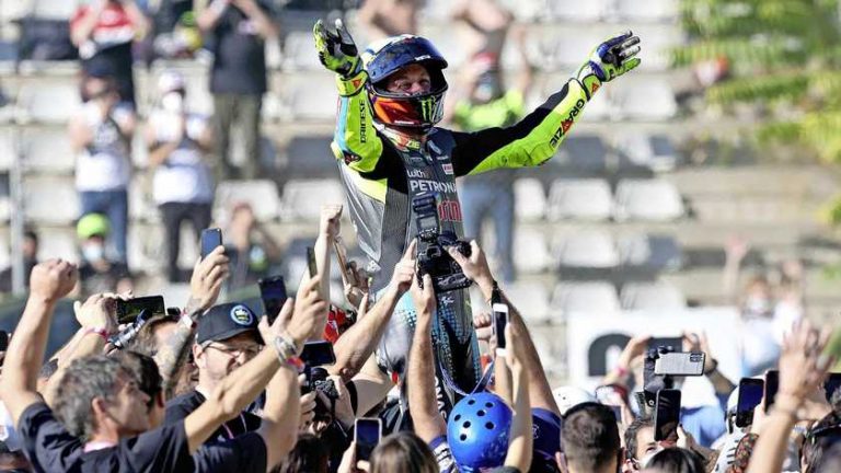 Tienduizenden racefans juichen icoon Valentino Rossi toe bij afscheid