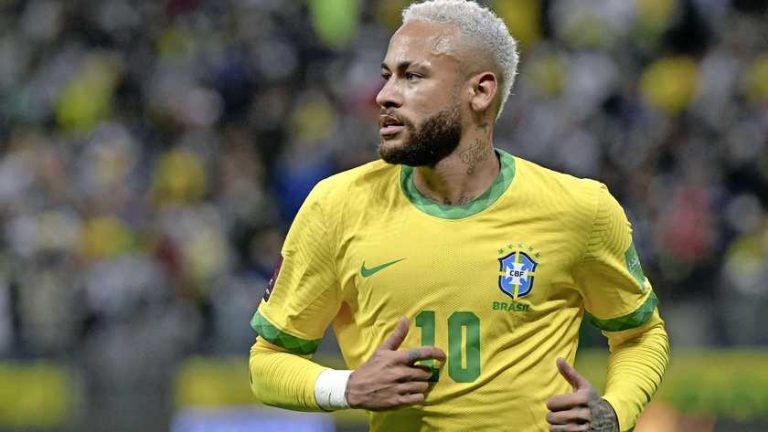Kritiek op geblesseerde en feestende Neymar: ’Met echte pijn dans je niet zo’