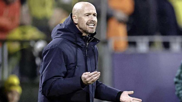 Ajax-trainer Erik ten Hag: gewoon doorspelen zonder publiek