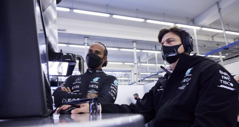 Tijd begint te dringen voor Mercedes: ‘Hebben zeges nodig om in te lopen’