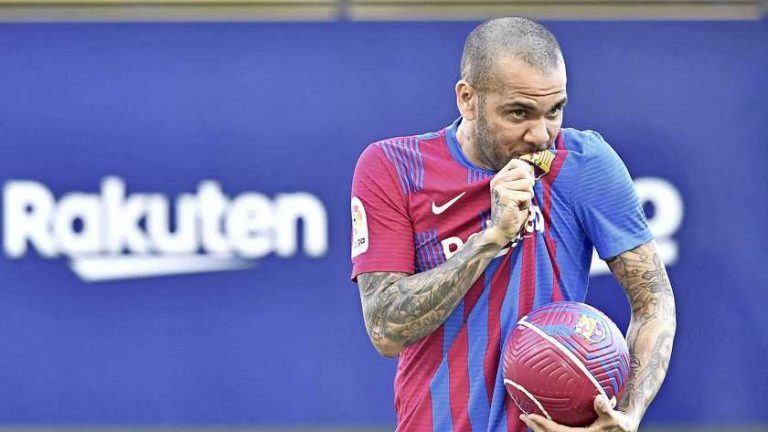 Dani Alves voelt zich superheld in Barça-shirtje