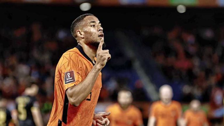 Arnaut Danjuma Groeneveld en Mark Flekken bij selectie Oranje