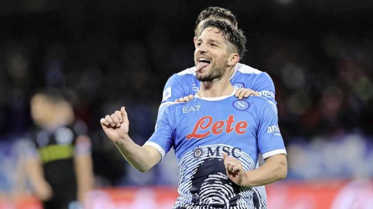Dries Mertens bezorgt koploper Napoli op ’Diego Maradona-avond’ fraaie zege