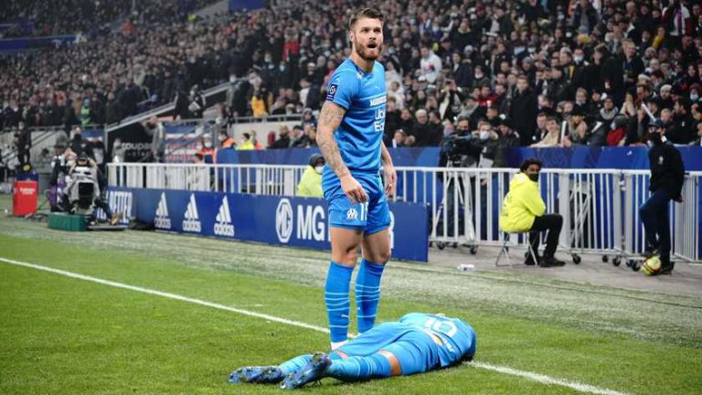 Dimitri Payet wordt bekogeld door supporters en gaat naar de grond: wedstrijd gestaakt