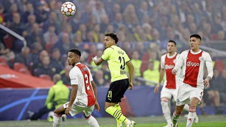 Ajacieden Jurriën Timber en Edson Alvarez moeten op hun tellen passen in Dortmund