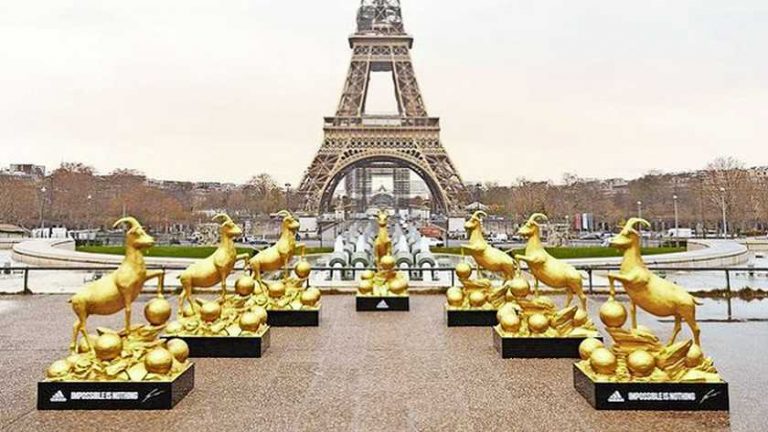 Adidas verrast Lionel Messi met gouden cadeau aan voet Eiffeltoren