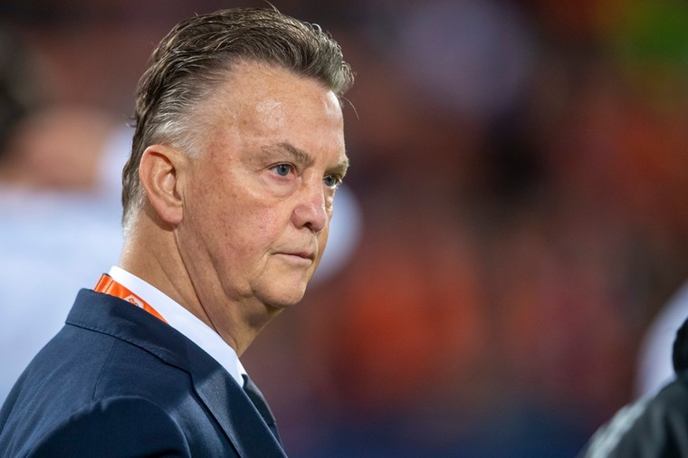 Van Gaal neemt tijdens Oranje-Noorwegen geen plaats in de dug-out