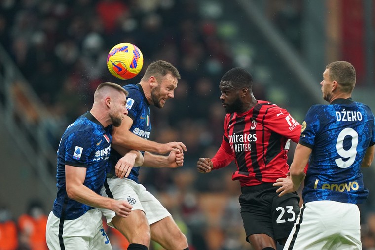 Eigen goal De Vrij en misser Martínez helpen Milan tegen Inter