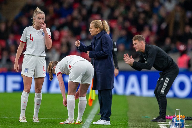 Wiegman schrijft geschiedenis: Engeland verpulvert Letland met 20-0