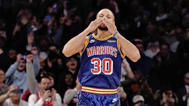 Stephen Curry schiet zichzelf de geschiedenisboeken in