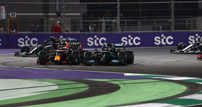 Hamilton wint verhit duel met Verstappen in Jeddah, met gelijke stand naar Abu Dhabi