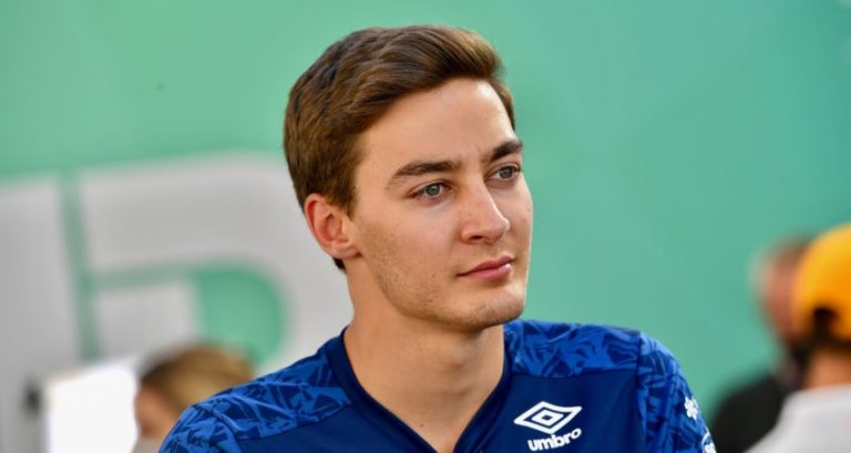 Russell haalt uit na verlies Mercedes en Hamilton: ‘Dit is onacceptabel!’