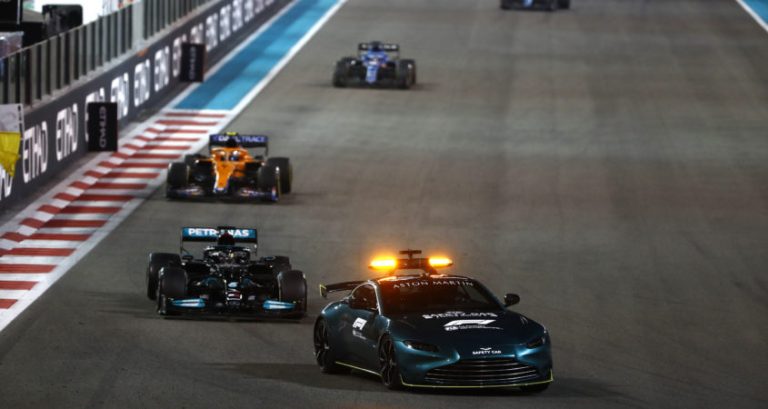 Mercedes dient twee protesten in tegen Verstappen na verliezen coureurstitel