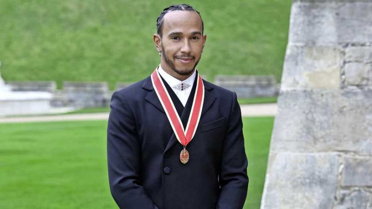 ’Sir’ Lewis Hamilton geridderd door prins Charles