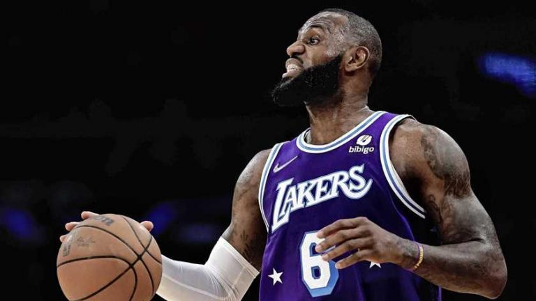 LeBron James miste wedstrijd door vals positieve coronatest: ’Boos, omdat ik niets kon doen’