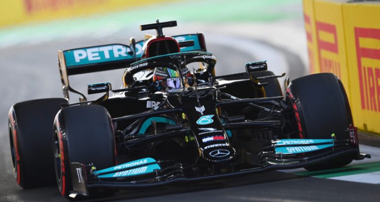 VT1 Saoedi-Arabië: Hamilton nipt voor Verstappen