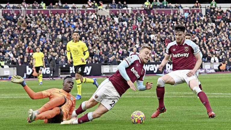 Liverpool pakt kop in Premier League dankzij late goal, Chelsea onderuit bij West Ham United