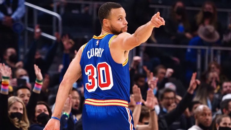 Steph Curry loodst de Warriors weer eens naar een overwinning