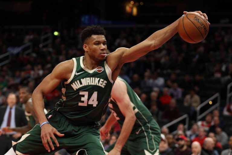 Antetokounmpo leidt Bucks naar achtste winst op rij