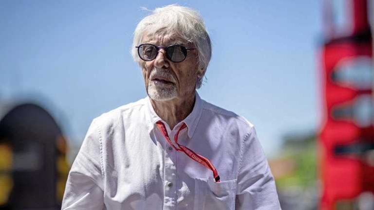 Bernie Ecclestone noemt gedrag van Mercedes een lachertje: ’Ze zetten krassen op hun eigen ster’