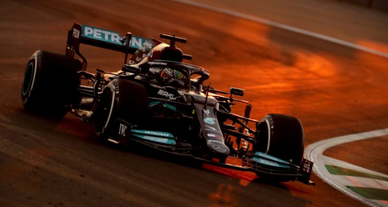 Hamilton ontsnapt aan straf voor negeren dubbele gele vlag en hinderen Mazepin