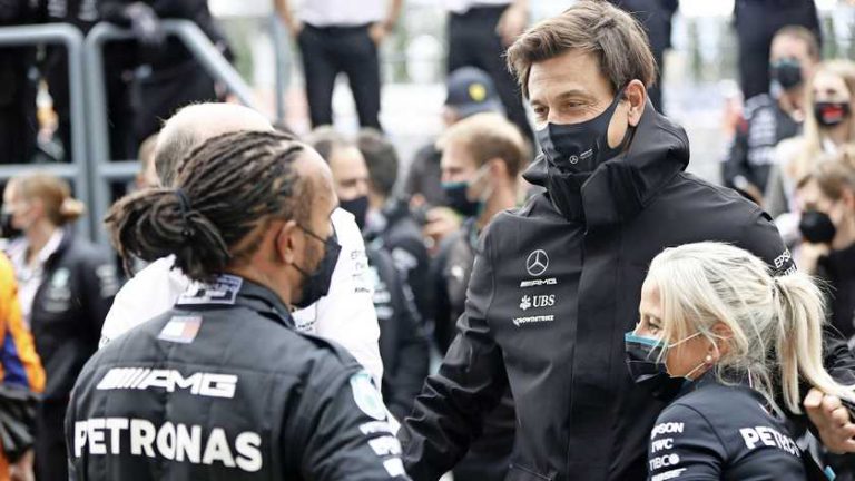 Toto Wolff twijfelt of Lewis Hamilton volgend jaar nog in Formule 1 rijdt: ’Hij zal pijn nooit kwijtraken’