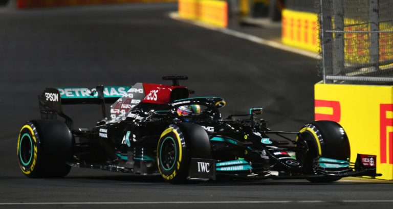 Hamilton op pole in Jeddah na crash in laatste bocht voor Verstappen