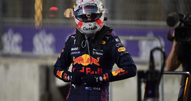 Tijdstraf en strafpunten voor Verstappen na botsing met Hamilton