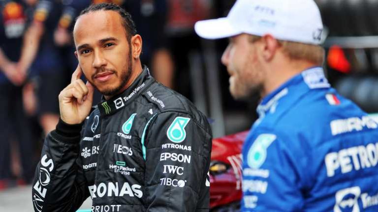 Valtteri Bottas voelt mee met Hamilton na verlies wereldtitel: ’Ik vind het zo erg voor Lewis’