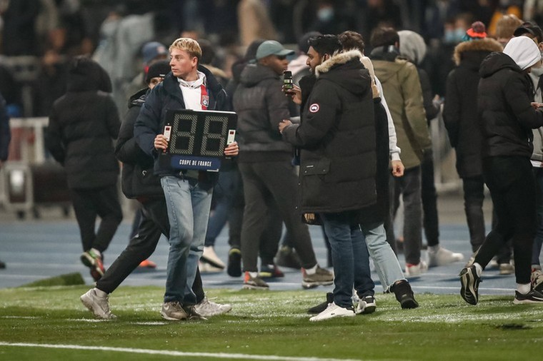 Franse bond zet Olympique Lyon uit bekertoernooi en verbiedt uitfans