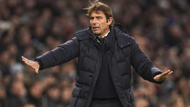 Tottenham Hotspur-trainer Antonio Conte: acht spelers en vijf stafleden positief