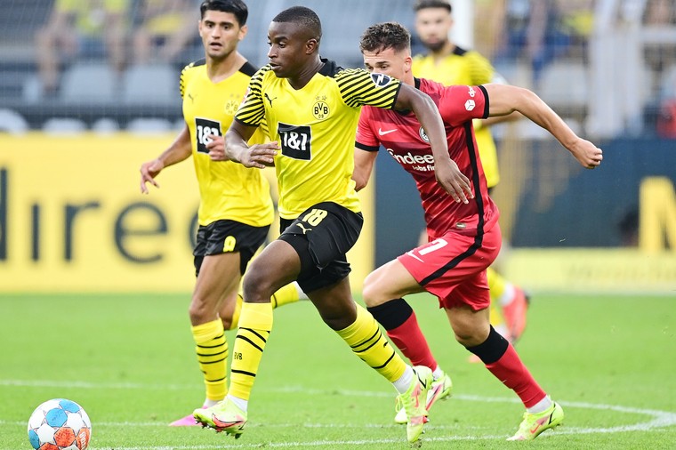 ‘Eto’o wil Dortmund-talent Moukoko nog voor de Afrika Cup verleiden tot switch’