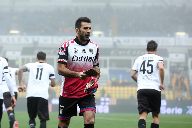 Buffon (43) denkt aan nieuw avontuur en hekelt Ronaldo-impact bij Juve