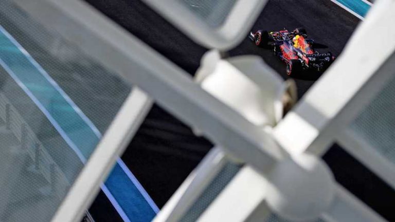 Max Verstappen in laatste training tweede achter Lewis Hamilton ondanks gedoe met achtervleugel