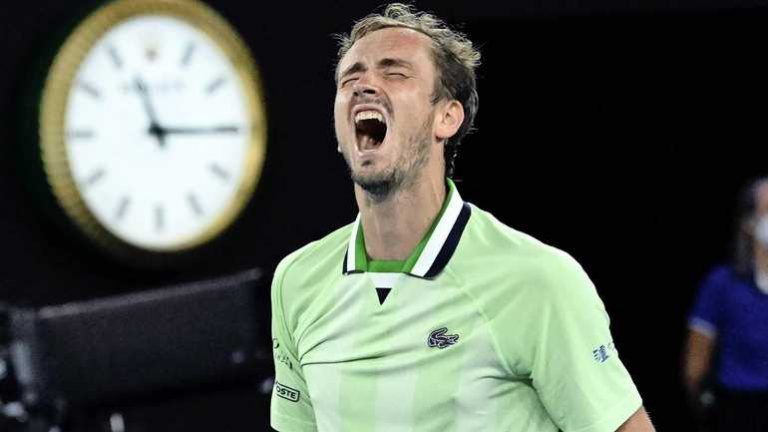 Titelkandidaat Daniil Medvedev overleeft matchpoint na epische vijfsetter
