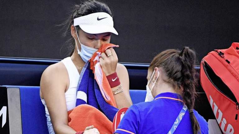 US Open-kampioene Emma Raducanu (18) kampt met blaren en verliest op Australian Open