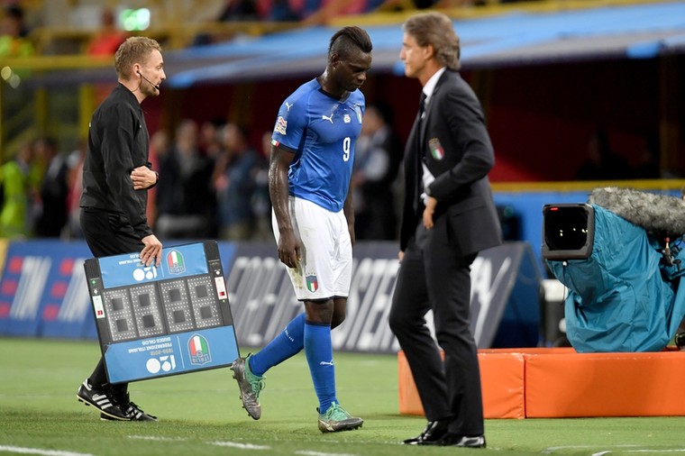Mancini verdedigt selecteren van verloren zoon Balotelli