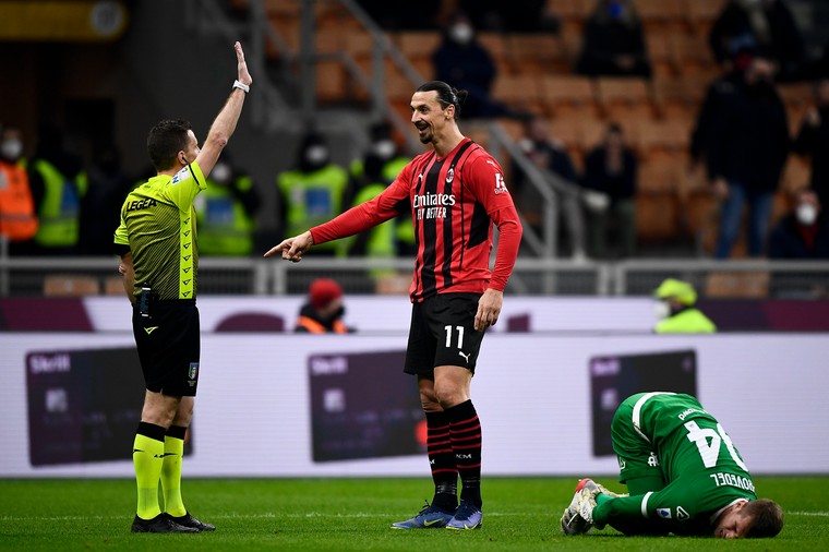 Zlatan voelt mee en troost huilende scheidsrechter