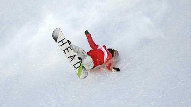 Horrorval Japanse snowboardster tijdens training in olympische bergen