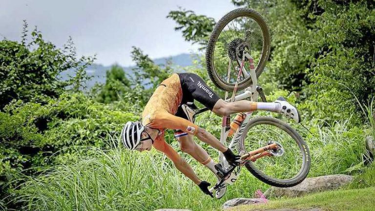 Dramatische val Mathieu van der Poel beste sportfoto uit 2021