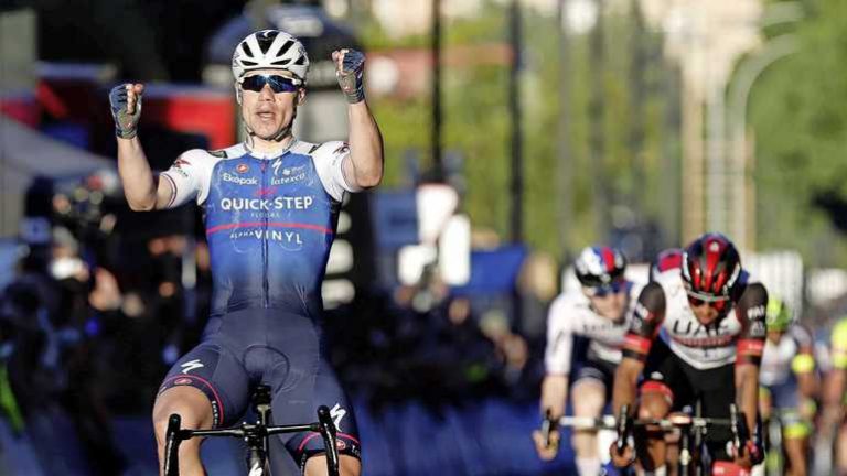 Fabio Jakobsen houdt blakende vorm vast en wint openingsrit Ronde van de Algarve