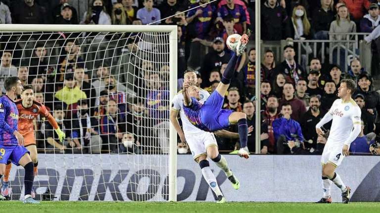 Barcelona vecht, maar komt net tekort tegen Napoli
