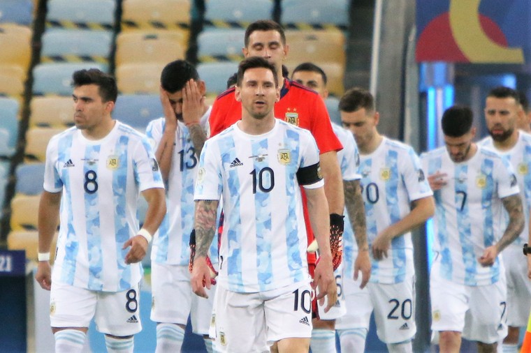 Brazilië-Argentinië moet over, FIFA deelt boetes en schorsingen uit