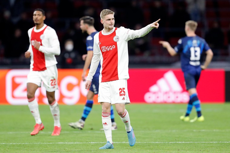 Ajax profiteert van uitglijder PSV en ziet Taylor primeur beleven